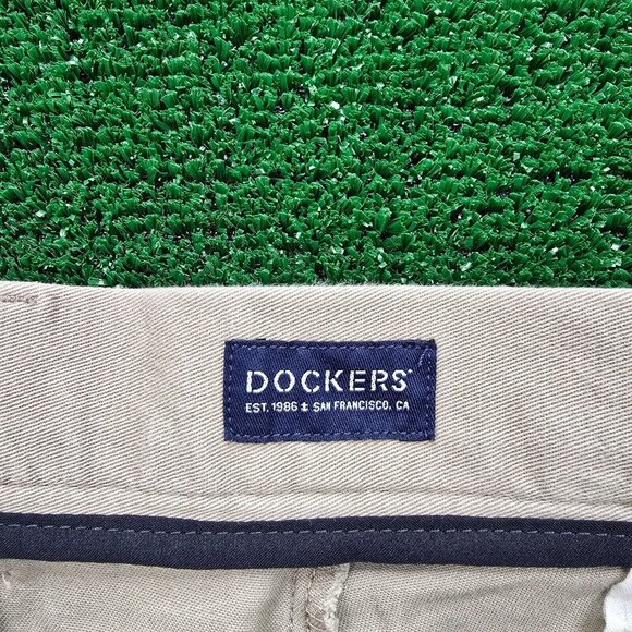Dockers Pants Mens 46x30 Beige Flat Front Khakis Straight Leg Casual Preppy - Picture 6 of 10